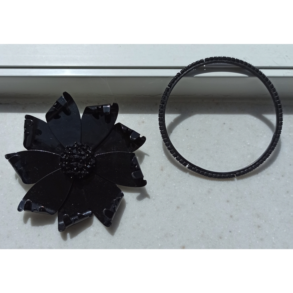 Vintage Black 60's Hippy Mod Retro Metal Flower Pin Brooch & Bracelet